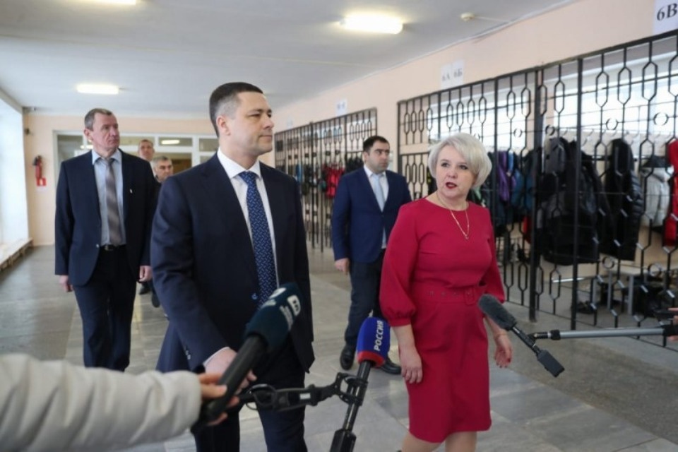 Губернатор оценил капитальный ремонт Пушкиногорской средней школы