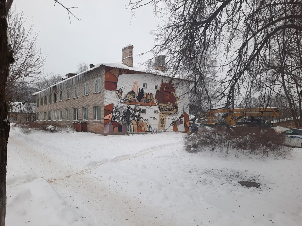 Художники  закончили работу над первым муралом в Гдове