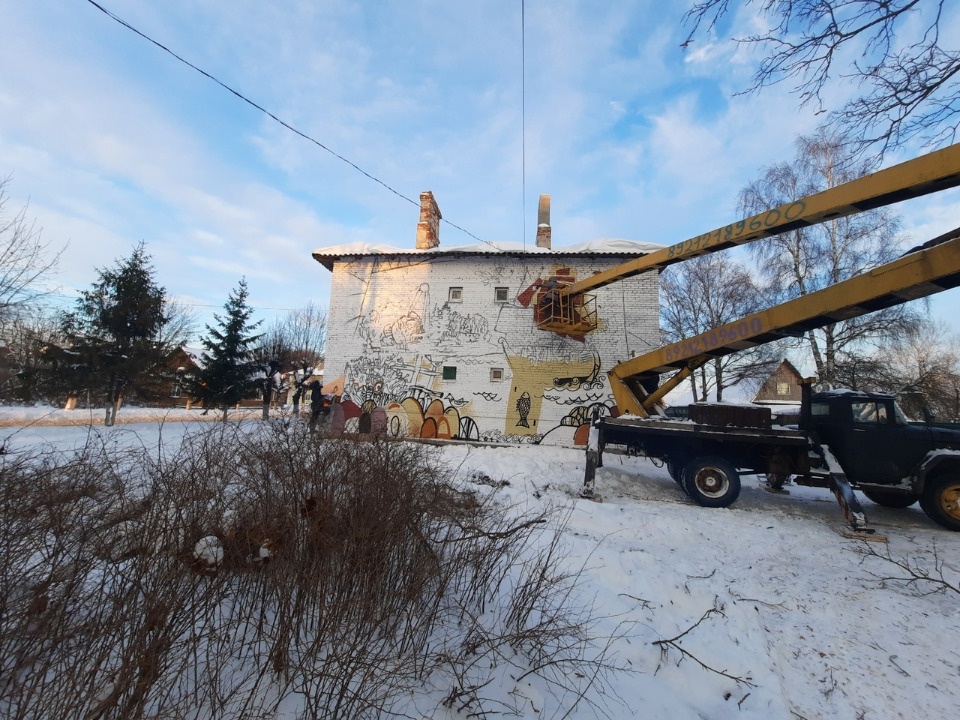 Художники  закончили работу над первым муралом в Гдове