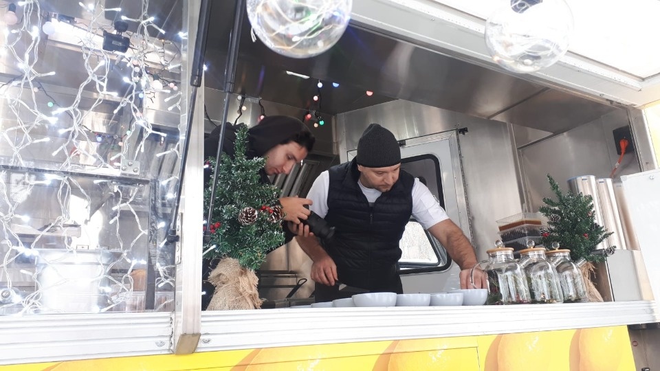 «Повара на колёсах» попробовали псковских улиток и страусов «Повара на колёсах» попробовали псковских улиток и страусов