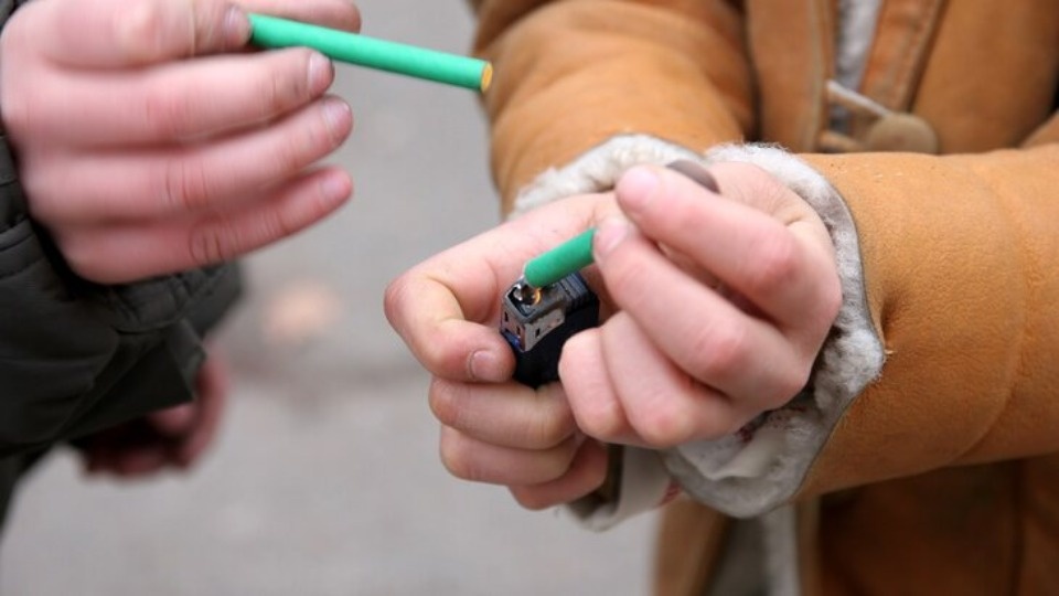 Первые пострадавшие от петард появились в Псковской области