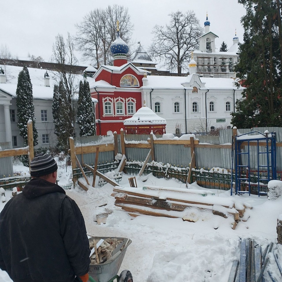 В Лазаревском храме в Печорах продолжаются демонтажные работы