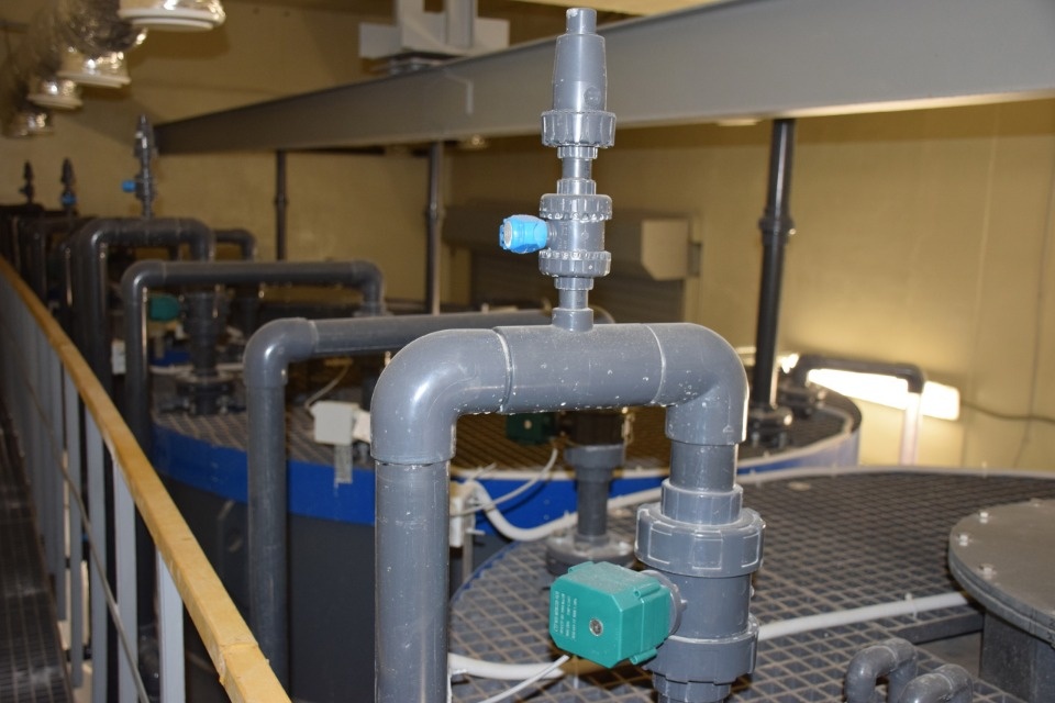 На подземном водозаборе в Пскове запустили станцию дозирования гипохлорита натрия На подземном водозаборе в Пскове запустили станцию дозирования гипохлорита натрия