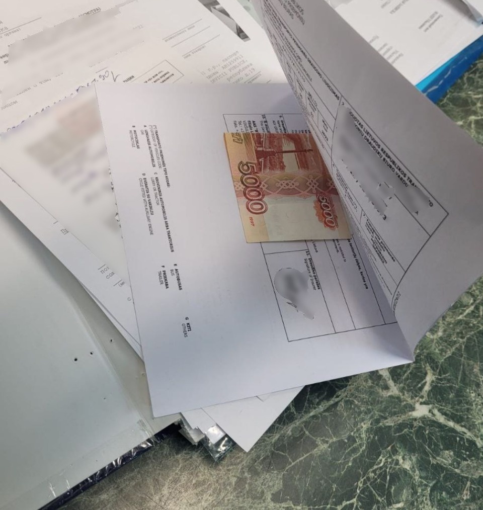 Псковские таможенники пресекли пять попыток дачи взятки за два месяца