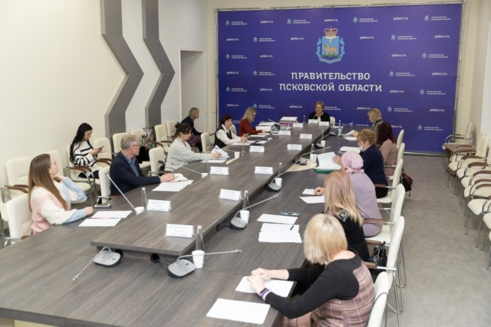 В Псковской области определили кандидатов из числа многодетных семей для получения автомобиля