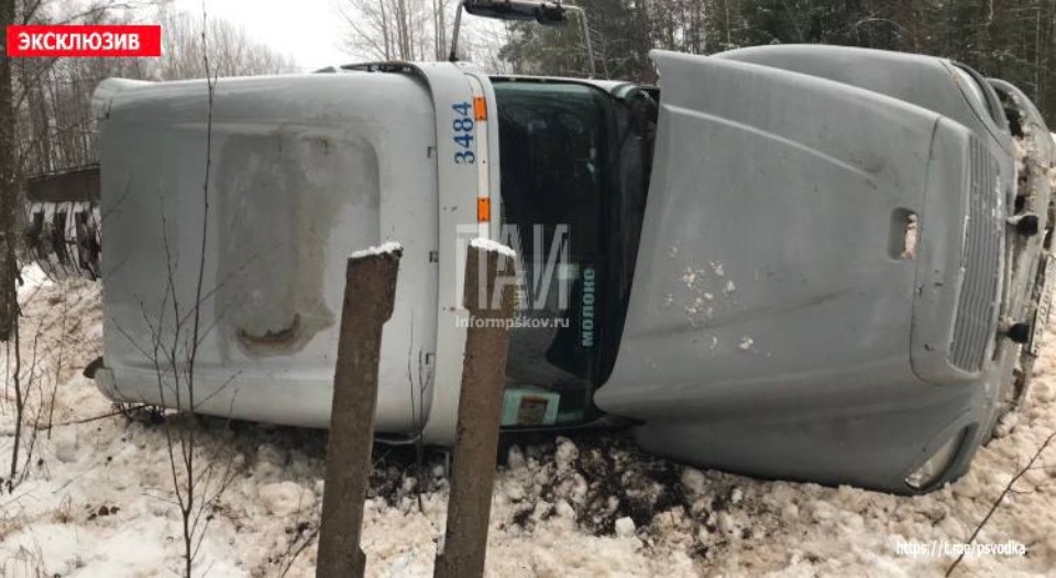 В Гдовском районе опрокинулся молоковоз