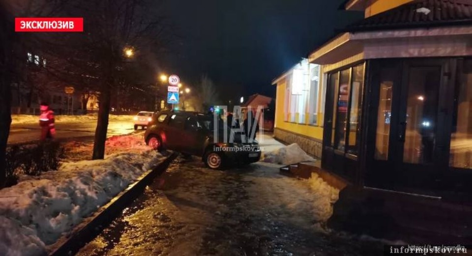 Вылетевшая на тротуар машина в Порхове сбила двух пешеходов