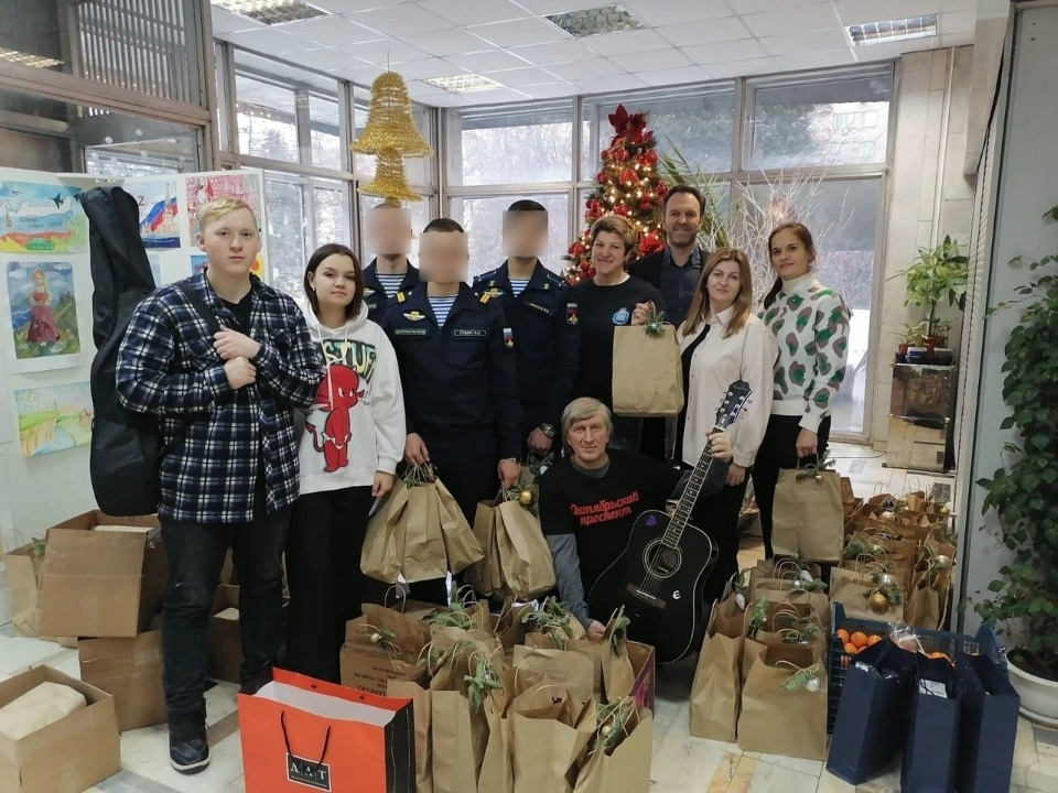 Раненым в зоне СВО псковским военнослужащим доставили новогодние подарки 
