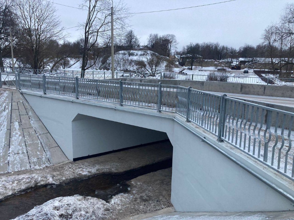 Мост через Милевку открылся в Пскове после ремонта Мост через Милевку открылся в Пскове после ремонта
