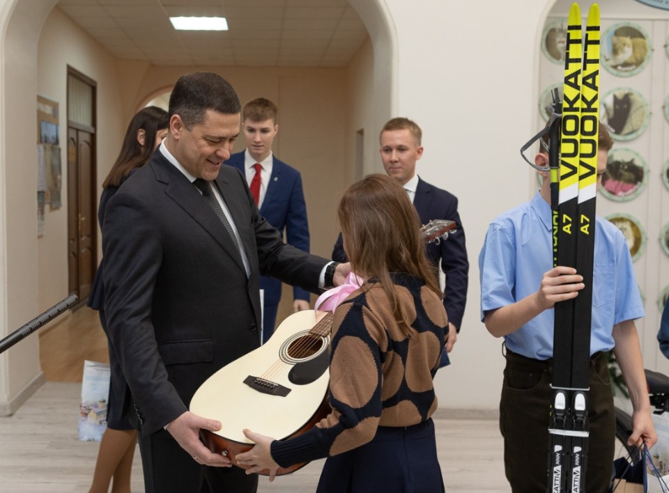 Губернатор Псковской поздравил 14 детей в рамках «Елки желаний» Губернатор Псковской поздравил 14 детей в рамках «Елки желаний»