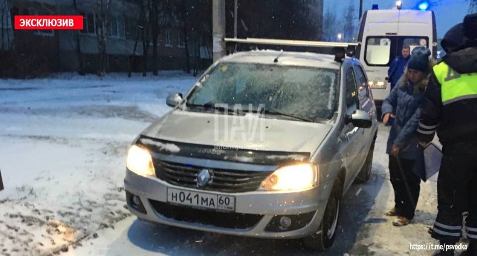 Несовершеннолетнюю девочку госпитализировали после наезда автомобиля в Пскове