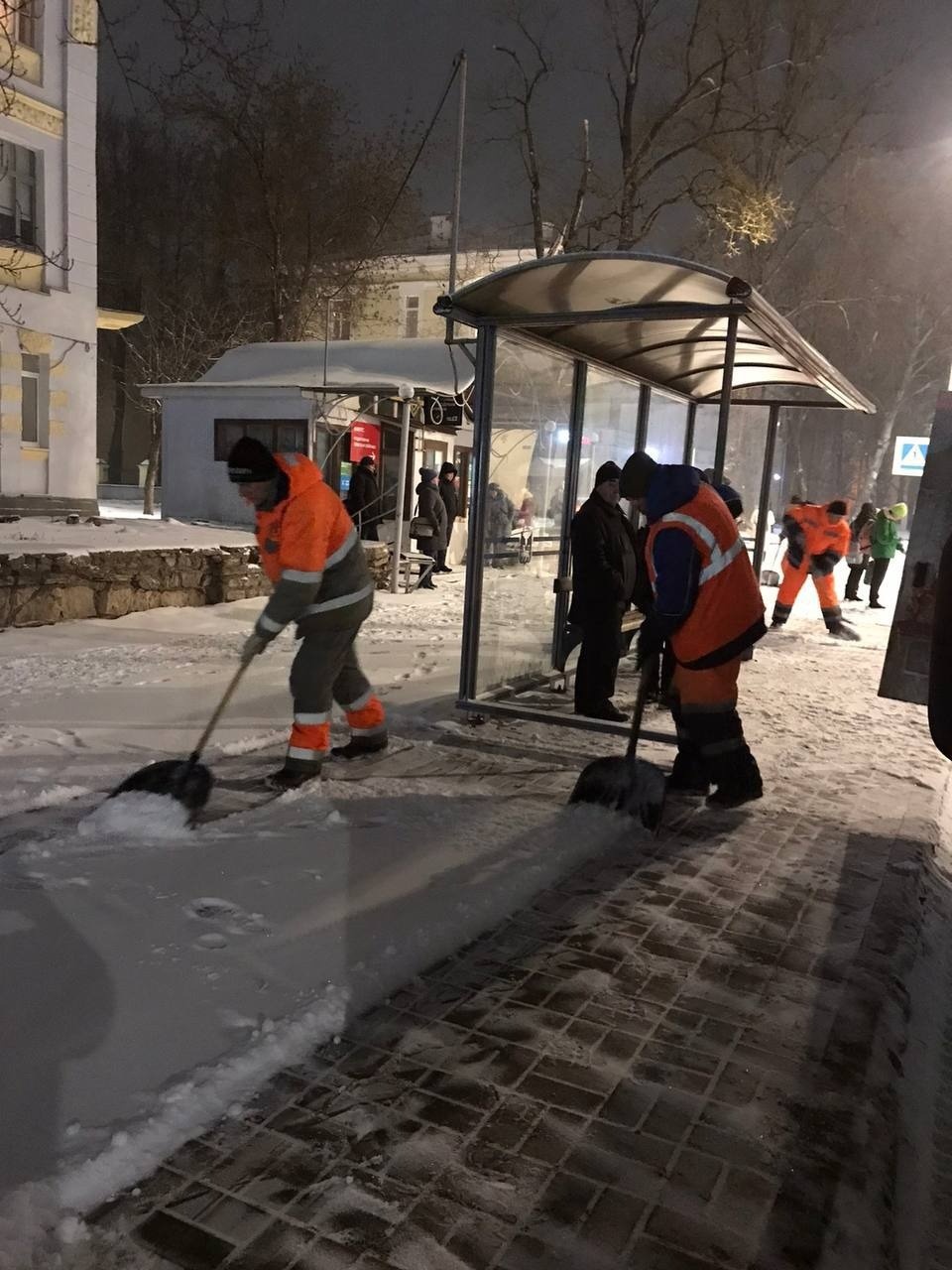 Порядка 30 единиц техники задействованы в уборке снега с улиц Пскова