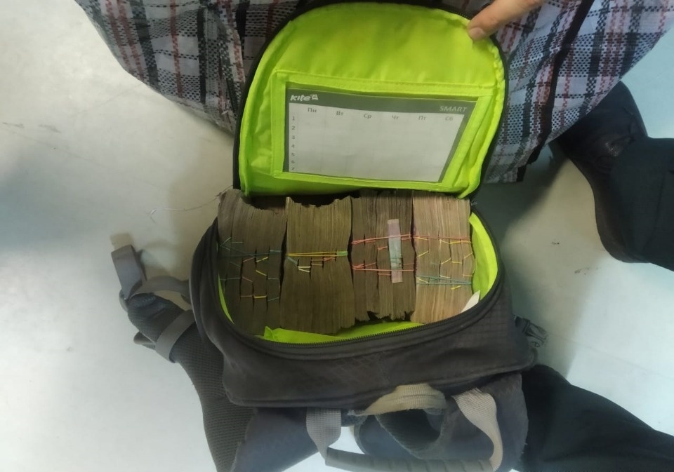 Около девяти килограммов гривен пыталась вывезти украинская семья через госграницу в Псковской области