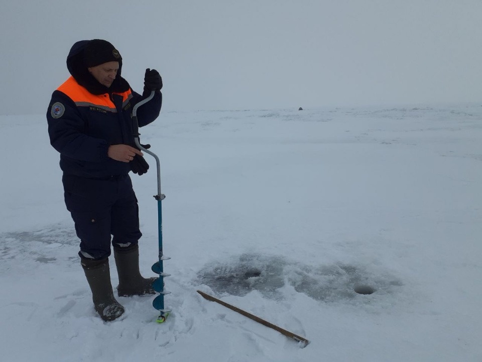 Толщина льда на Чудском озере превышает 30 сантиметров