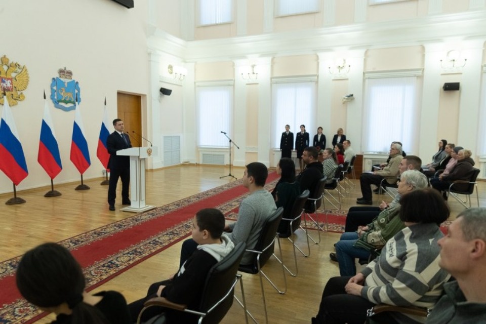 В Псковской области вручили российские паспорта переселенцам из Херсона В Псковской области вручили российские паспорта переселенцам из Херсона