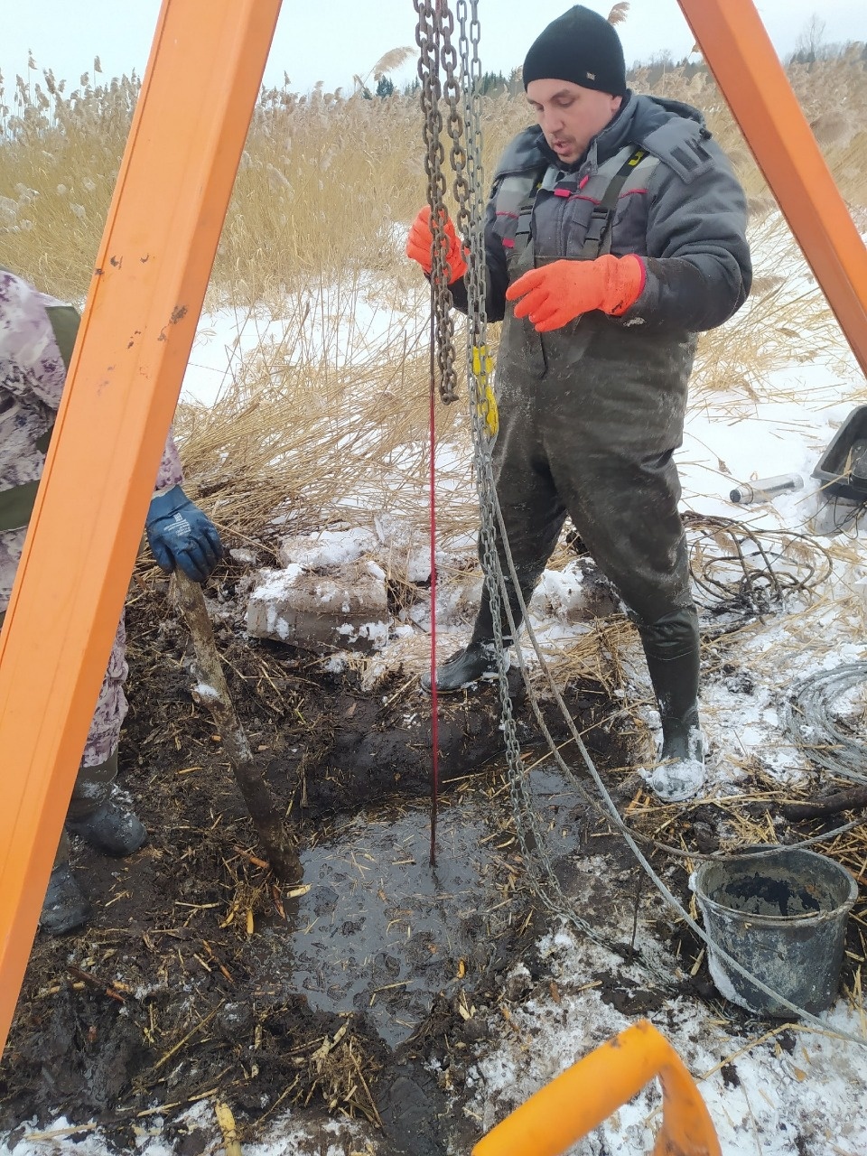 Поисковики совершили несколько выездов к месту падения самолёта в Невельском районе