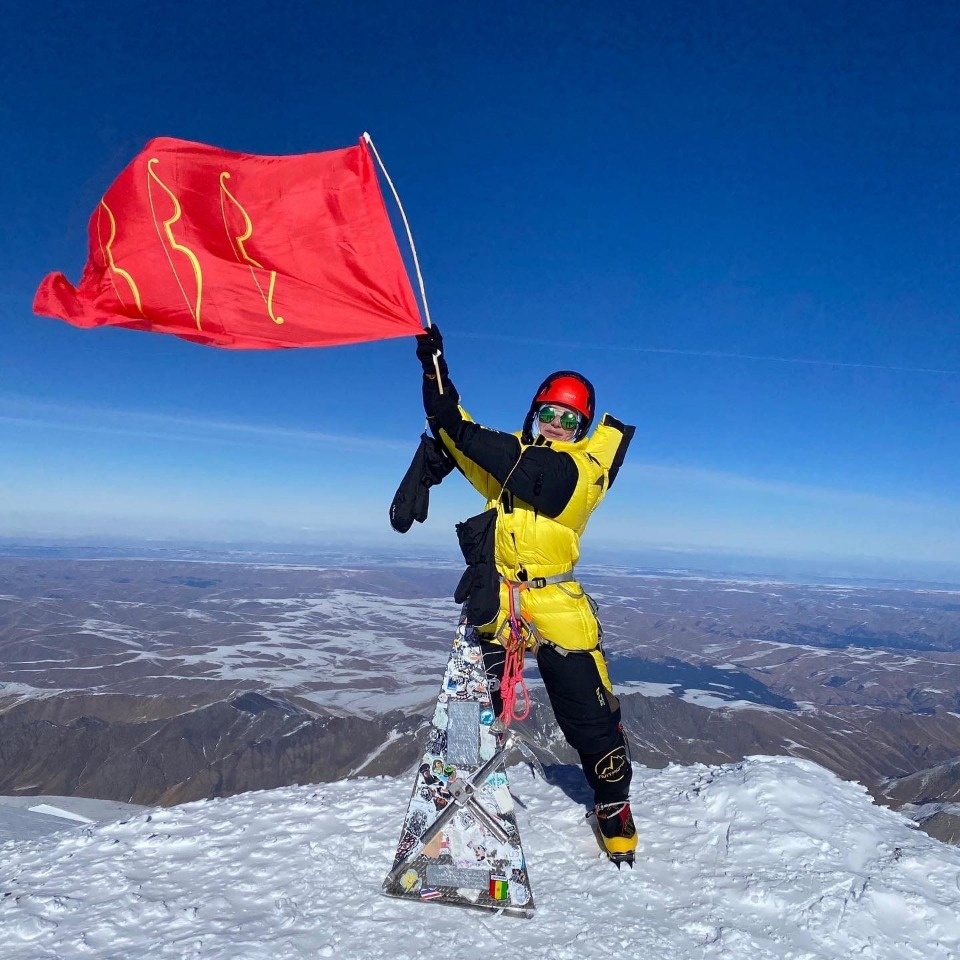 Великолучанка водрузила на Эльбрус герб Псковской области и флаг Великих Лук