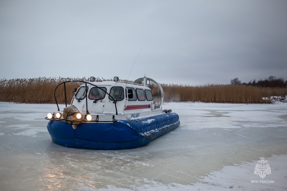 Спасатели доставили на один из островов Псковского озера продукты питания
