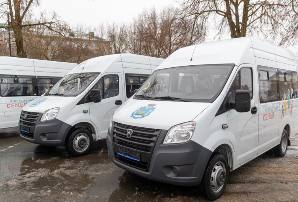 Псковский губернатор вручил многодетным семьям ключи от автомобилей