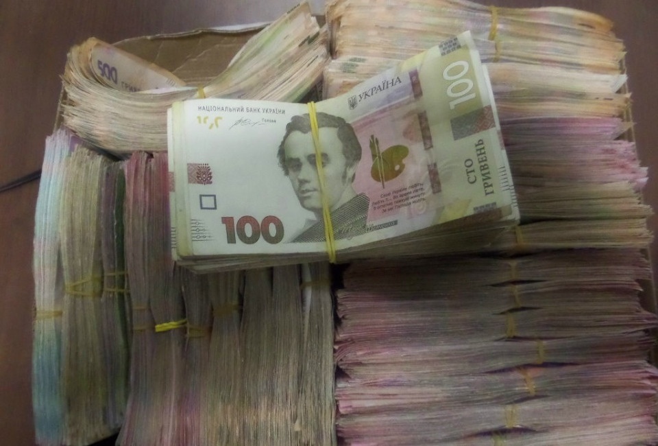 Иностранка попыталась вывести из России более 28 тысяч долларов через Псковскую область