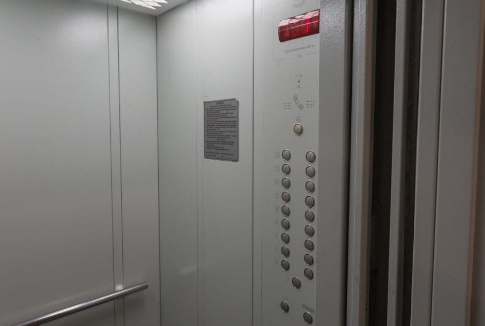 Замена лифтов в домах на улице Рокоссовского в Пскове идет с опережением графика