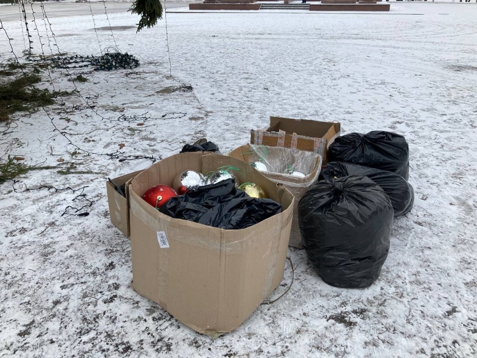 Демонтаж новогодней елки ведется в Великих Луках