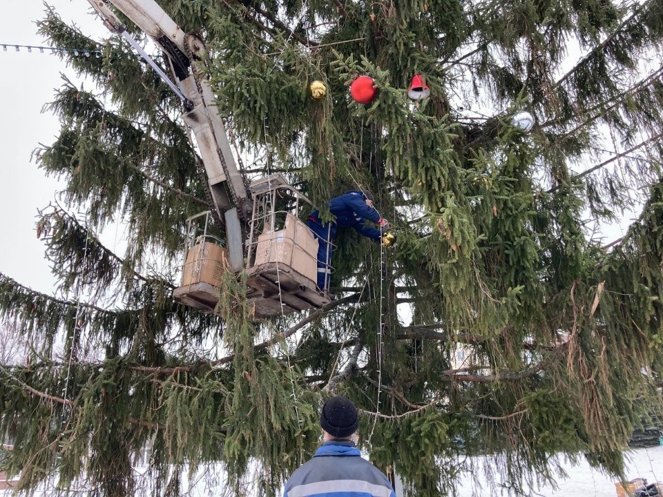 Демонтаж новогодней елки ведется в Великих Луках