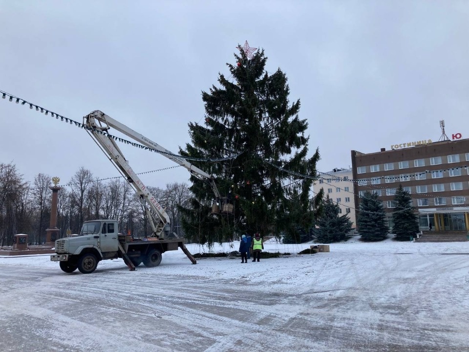 Демонтаж новогодней елки ведется в Великих Луках