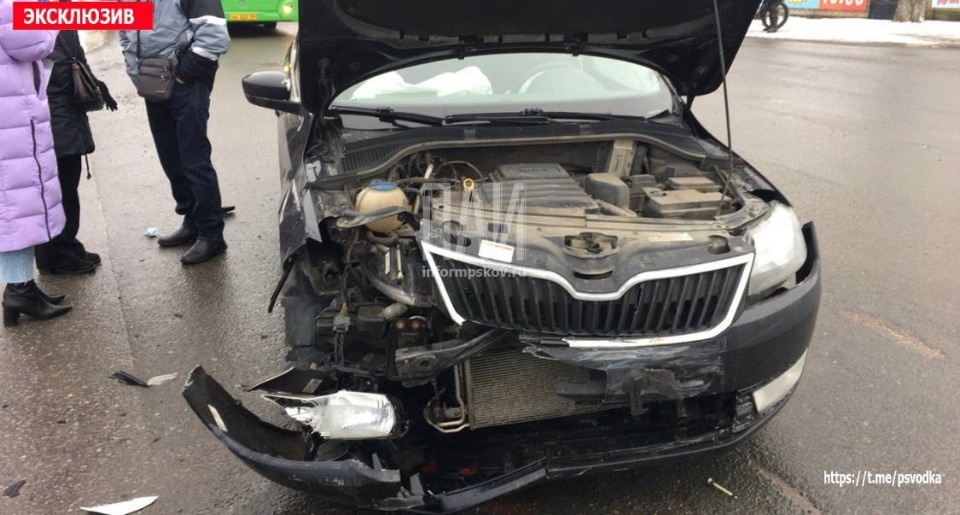 Один человек пострадал при столкновении автомобилей в Пскове