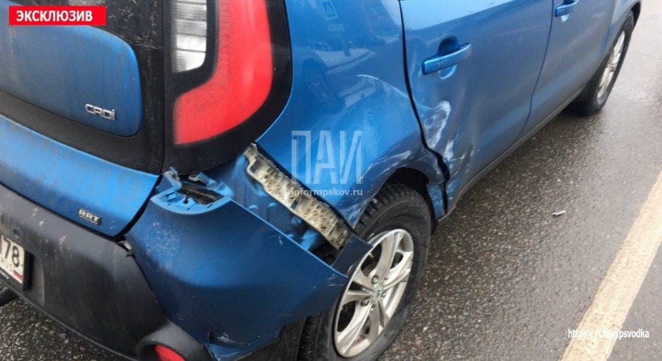 Один человек пострадал при столкновении автомобилей в Пскове