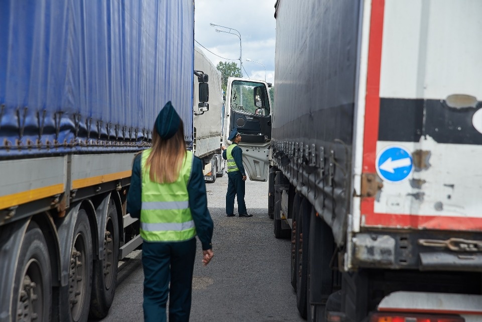 В три раза вырос поток легковых автомобилей на таможенной границе в Псковской области за год