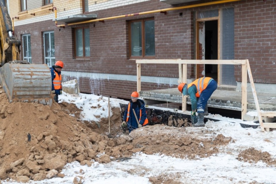 Михаил Ведерников проконтролировал строительство дома на Петровской, 4б в Пскове