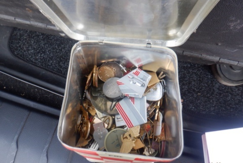 Псковские таможенники пресекли вывоз медалей и нагрудных знаков из России