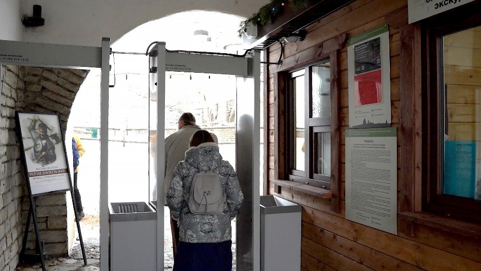 Новые входные группы установили в Псковском кремле Новые входные группы установили в Псковском кремле