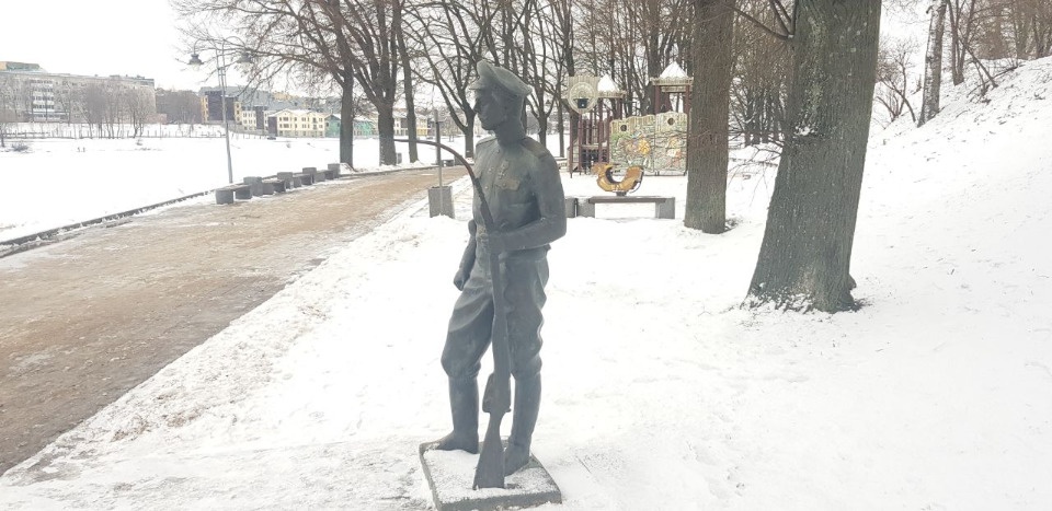 Вандалы снова повредили памятник солдату Первой Мировой войны на набережной в Пскове 