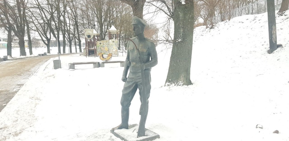 Вандалы снова повредили памятник солдату Первой Мировой войны на набережной в Пскове 
