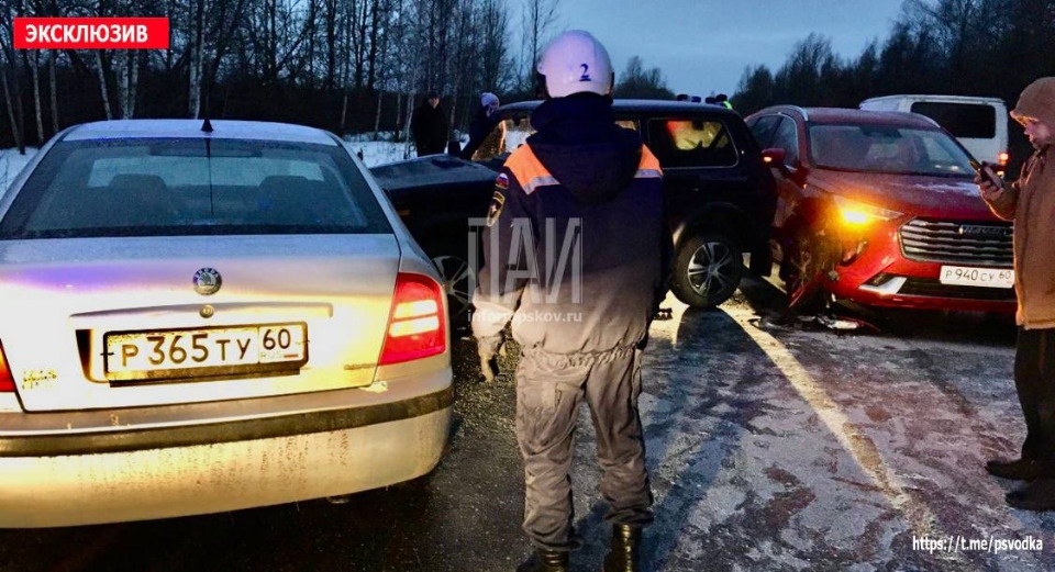 В результате аварии в Псковском районе госпитализировали двух человек