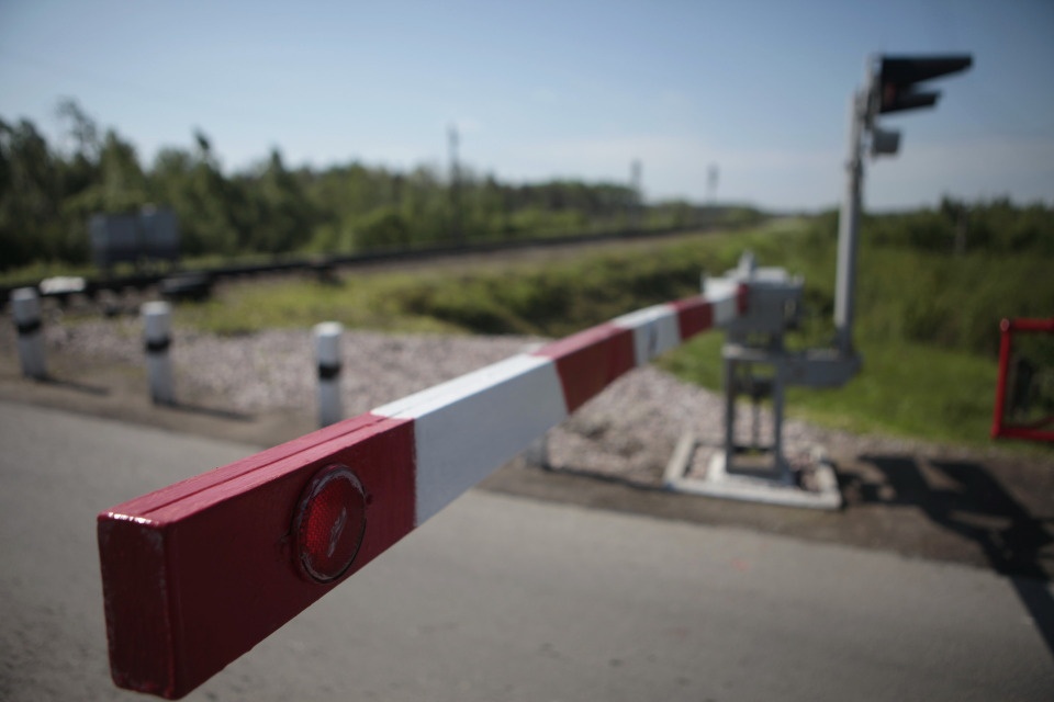 Пешеходная дорожка появится на пешеходном переезде в Псковском районе 