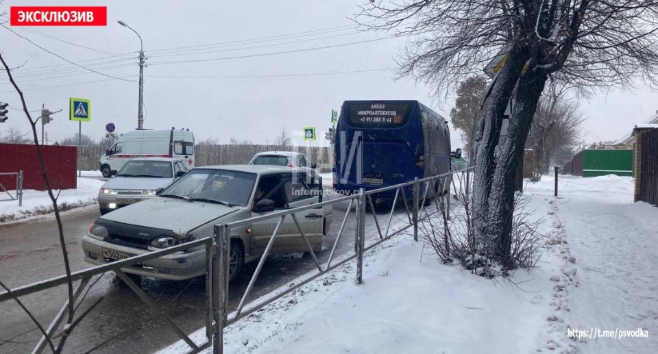 Авария с участием автобуса произошла в Великих Луках