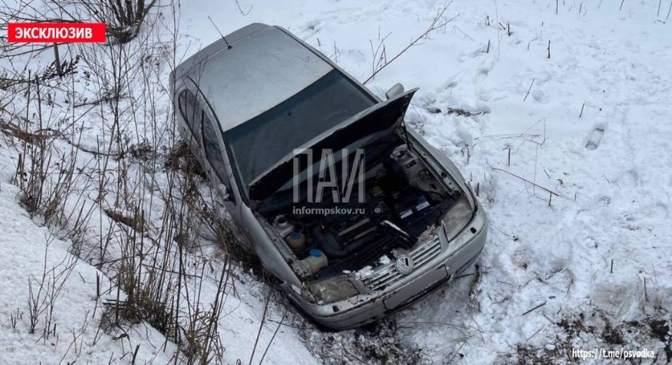 Водителя автомобиля госпитализировали после аварии в Пскове Водителя автомобиля госпитализировали после аварии в Пскове