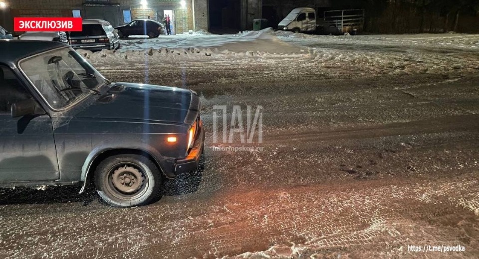 В Острове водитель такси сбил подростка