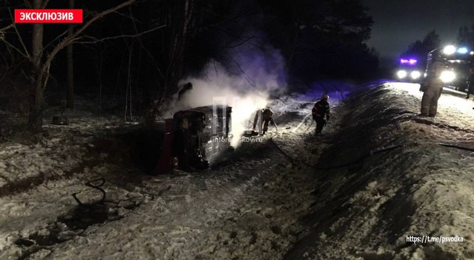 Водитель загоревшегося автомобиля скрылся с места ДТП в Псковском районе