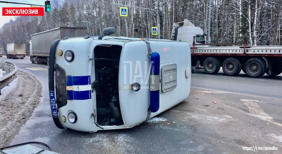 Сотрудницу полиции госпитализировали после аварии с фурой в Псковском районе Сотрудницу полиции госпитализировали после аварии с фурой в Псковском районе