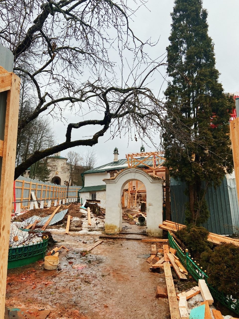 Буровую установку задействовали при укреплении фундаментов Лазаревского храма в Печорах