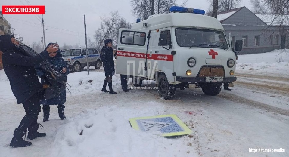 В Дно мужчину госпитализировали после падения на него дорожного знака