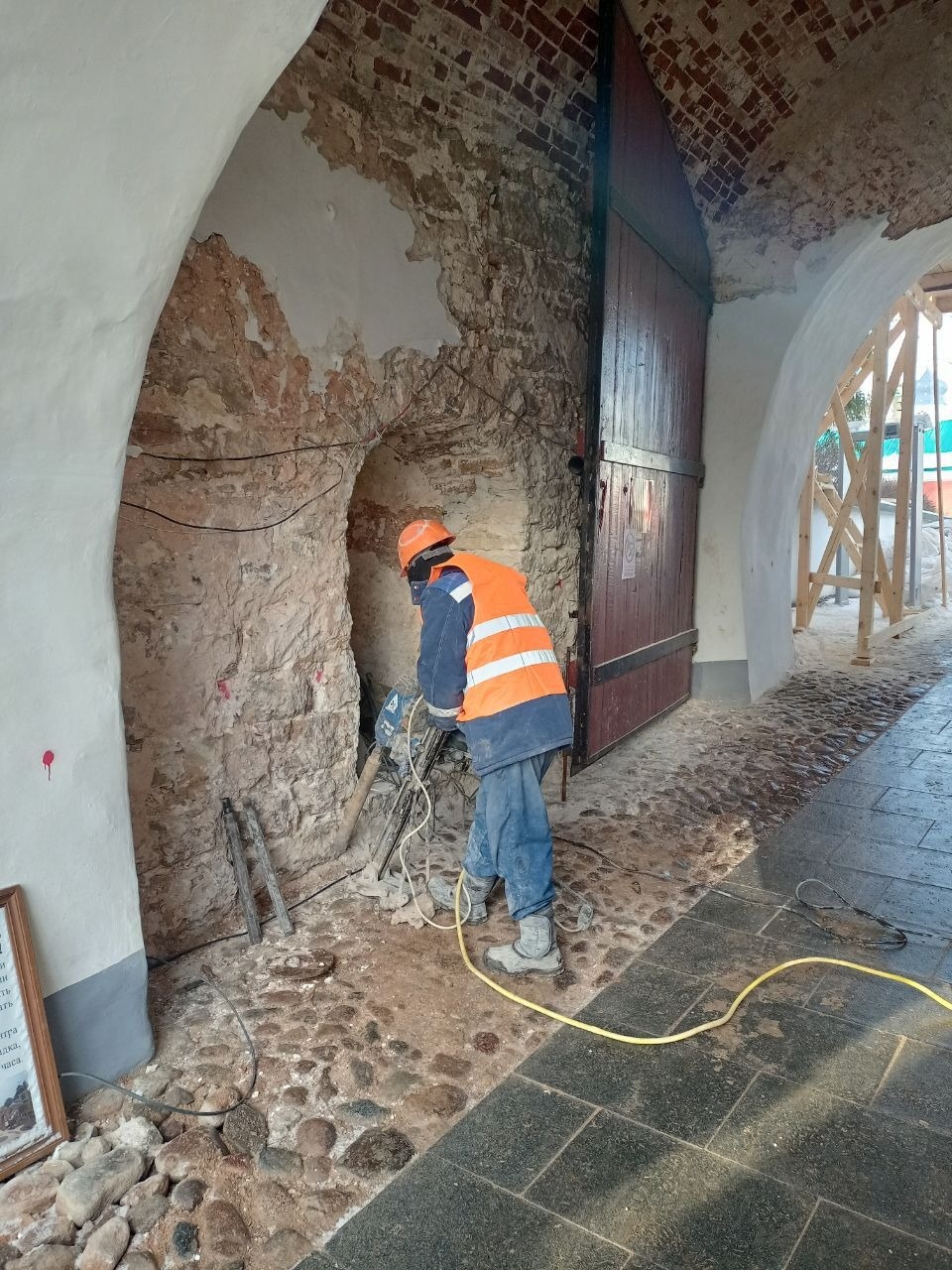 Работы по усилению фундаментов начались в Башне Святых Ворот в Печорах