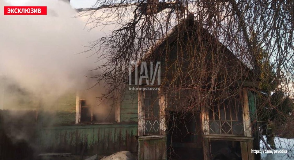 Пожарным удалось спасти пенсионерку из горящего дома в Стругах Красных Пожарным удалось спасти пенсионерку из горящего дома в Стругах Красных