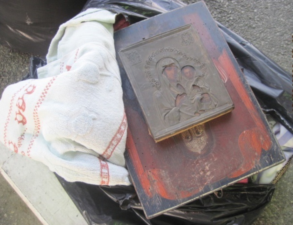 Псковские таможенники не дали вывезти из страны две старинные иконы 