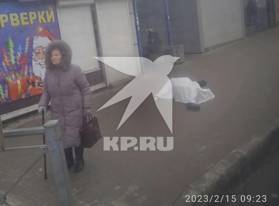 Мужчина умер на остановке на Рижском проспекте в Пскове