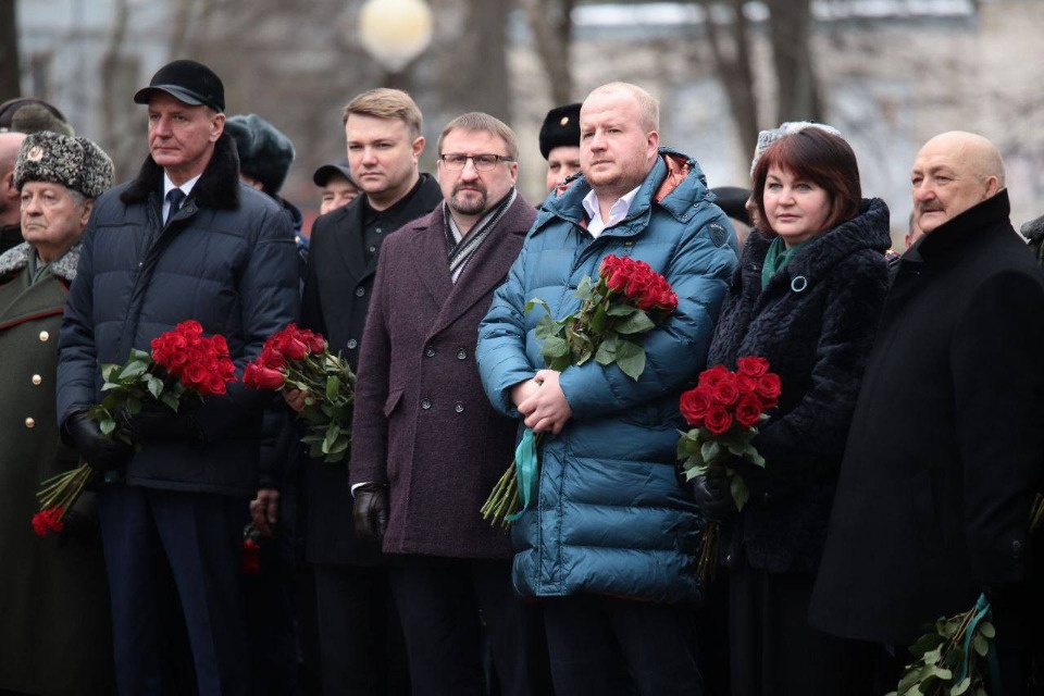 Цветы возложили к мемориалу воинам Псковского гарнизона Цветы возложили к мемориалу воинам Псковского гарнизона
